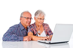 Älteres Paar vor einem Laptop. Foto: © Ray - Fotolia.com